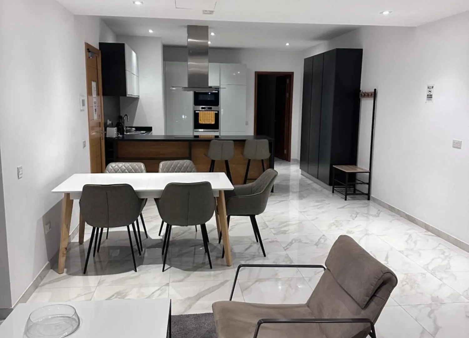 Lovely Seaview Two Bedroom Rental Unit In Tas-Sliema